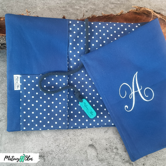 Otulacz / etui na książkę ~ haftowany ~ inicjał ~ szafirowy