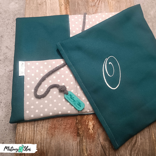 Otulacz / etui na książkę ~ haftowany ~ inicjał ~ ciemnozielony